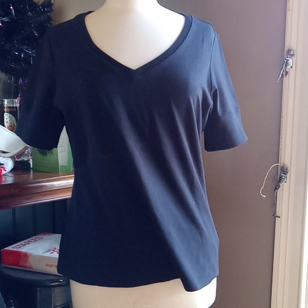 Black short sleeve V-neck shirt